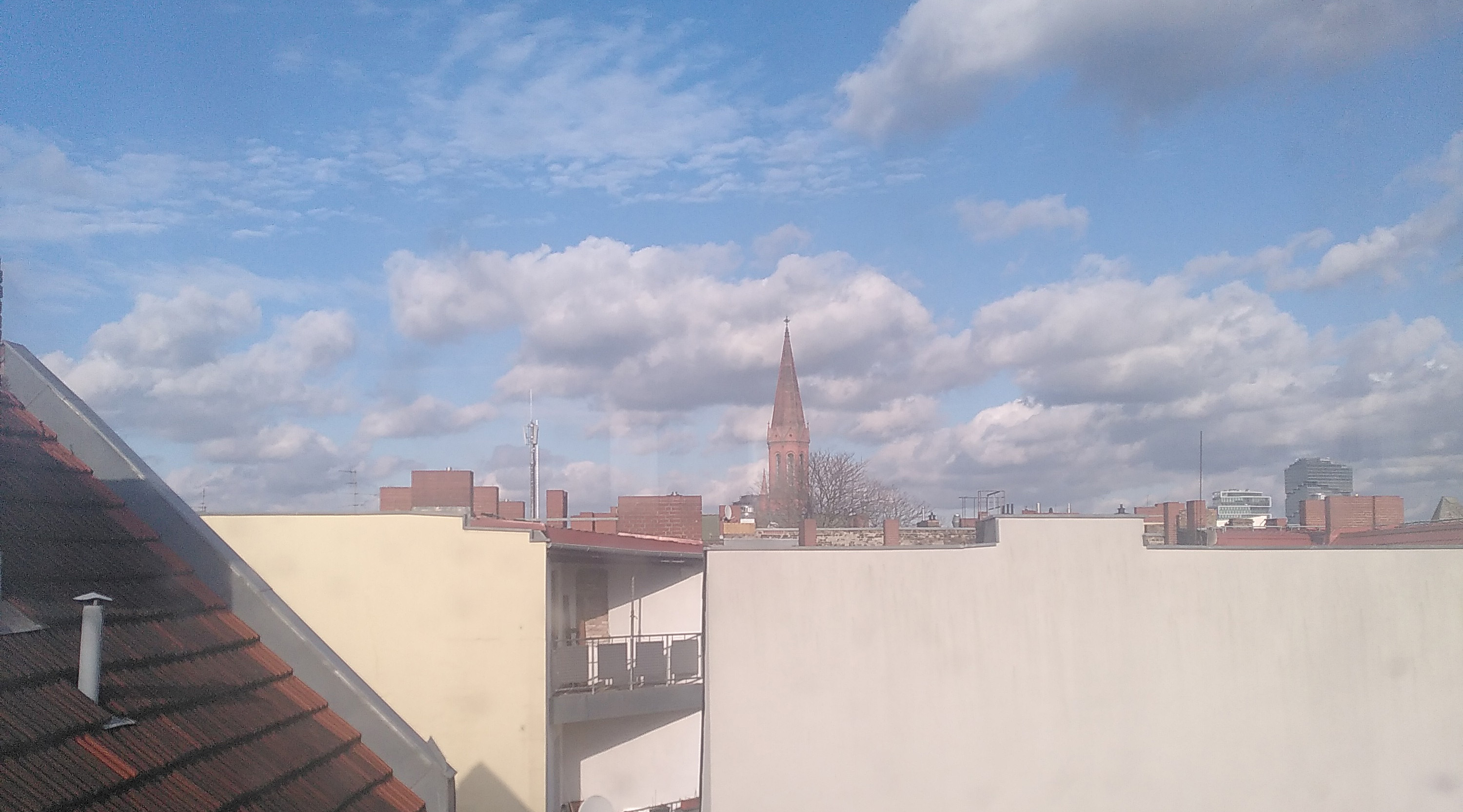 Lausitzer Str. 10, Dachboden - Blick auf das Nachbarhaus